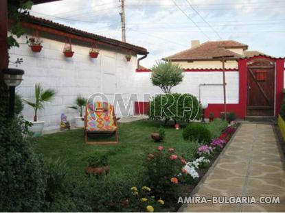 Furnished bulgarian town house garden 3