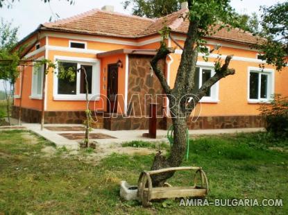 Renovated Bulgarian house 32 km from the seaside front