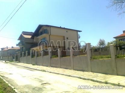 Big house near the beach in Byala fence